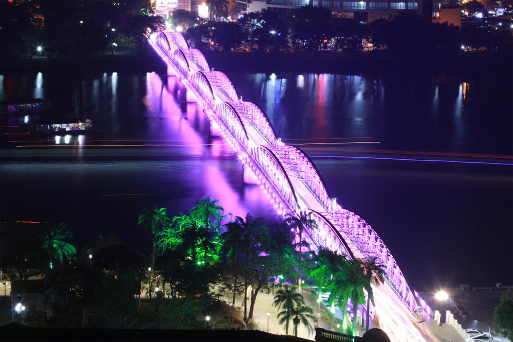 Cầu Trường Tiền được trang bị hệ thống đèn LED chiếu sáng hơn 10 tỷ đồng