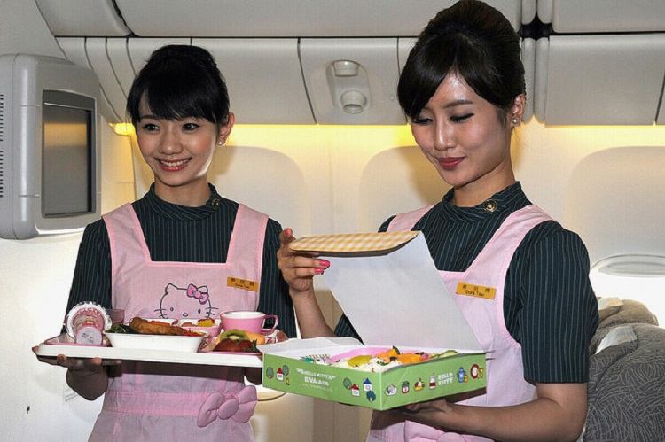 Tiếp viên phục vụ bữa ăn trên chuyến bay của EVA Air. Ảnh: Wireimage