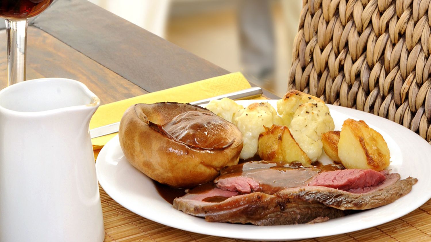 Món Roast Beef được dùng với Yorkshire Pudding.