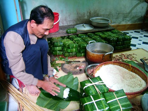 Gói bánh chưng ngày Tết – phong tục thuần Việt