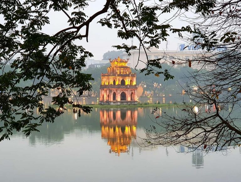 Hồ Hoàn Kiếm là nơi lưu giữ nhiều câu chuyện lịch sử lâu đời của đất nước.