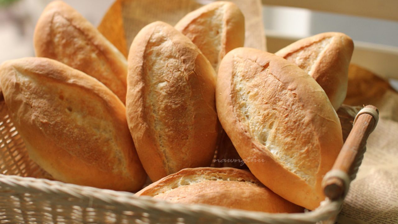 Những chiếc bánh mì với vỏ giòn rụm và bên trong xốp, mềm