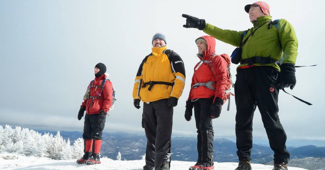 Trang phục chống thấm nước là điều cần thiết khi đi "săn" tuyết.