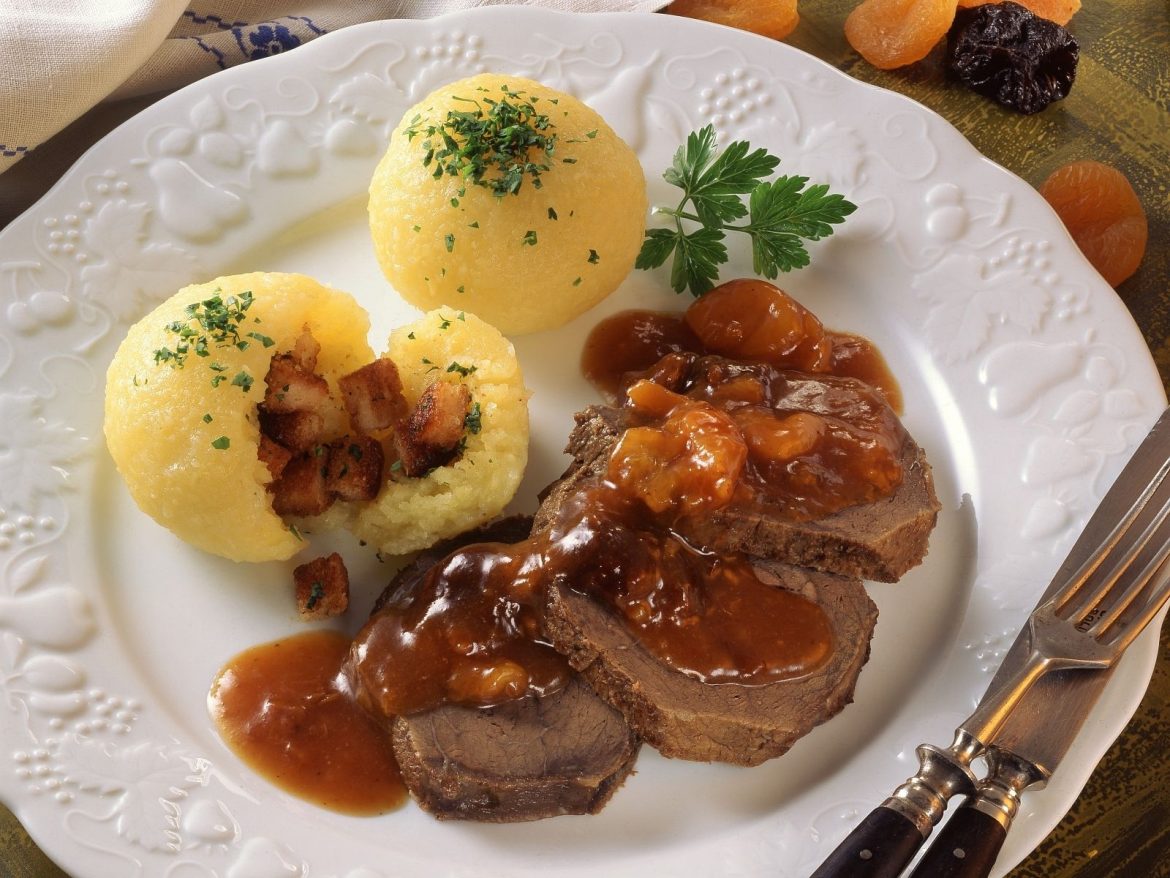Sauerbraten – Sự kết hợp hoàn hảo với bánh bao khoai tây
