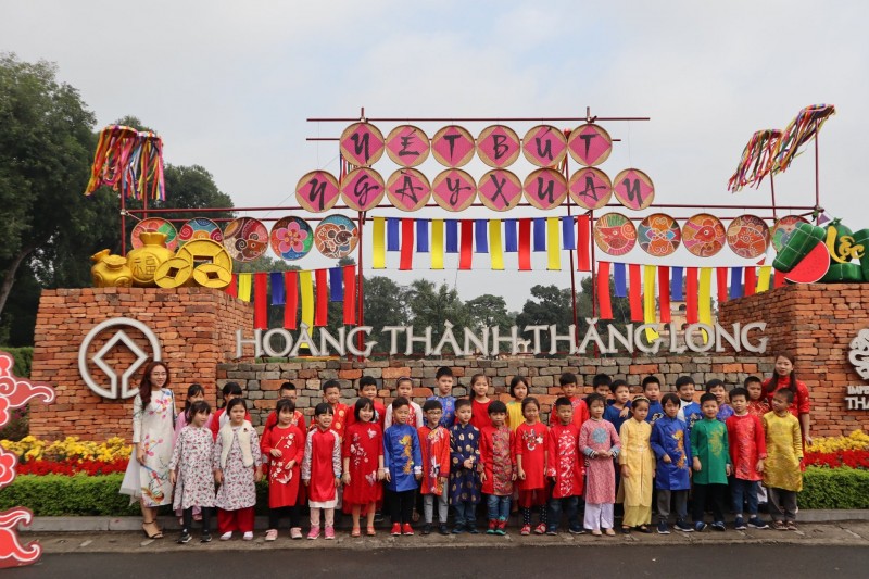 Tham gia các hoạt động văn hoá tại Vui xuân tại Hoàng thành Thăng Long