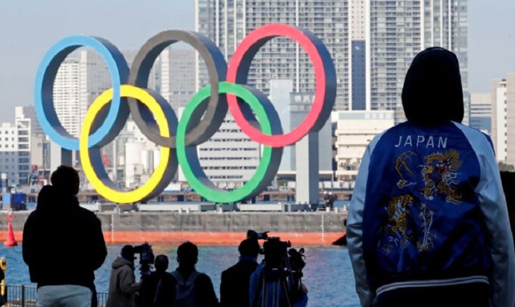 Biểu tượng của Olympic Games Tokyo tại công viên hải dương Odaiba, Tokyo. Thế vận hội mùa hè dự kiến bắt đầu vào 23/7/2021. Ảnh: Reuters