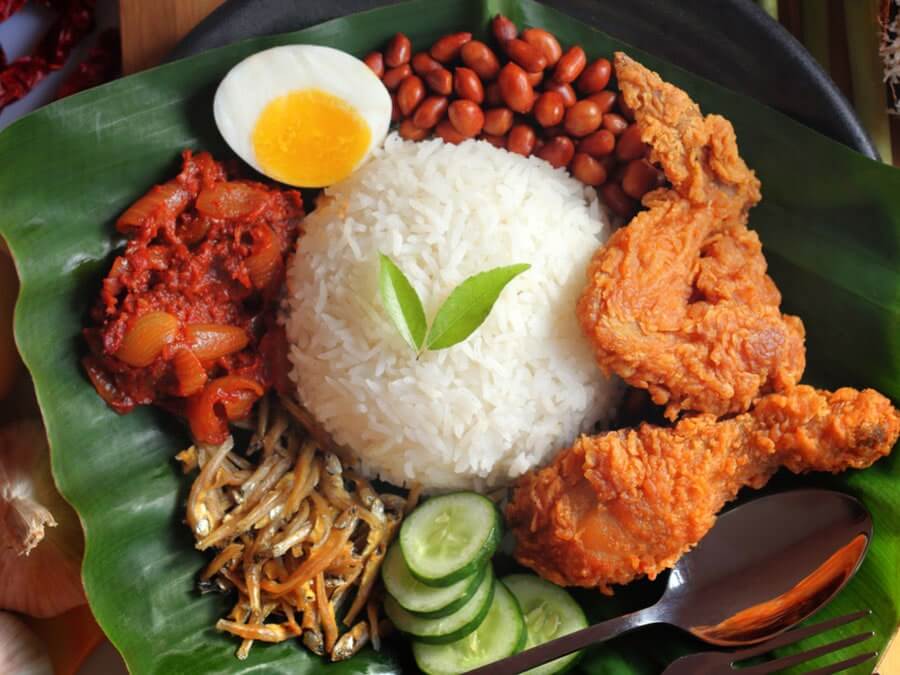 Cơm dừa Malaysia hay còn gọi là cơm Nasi Lemak.
