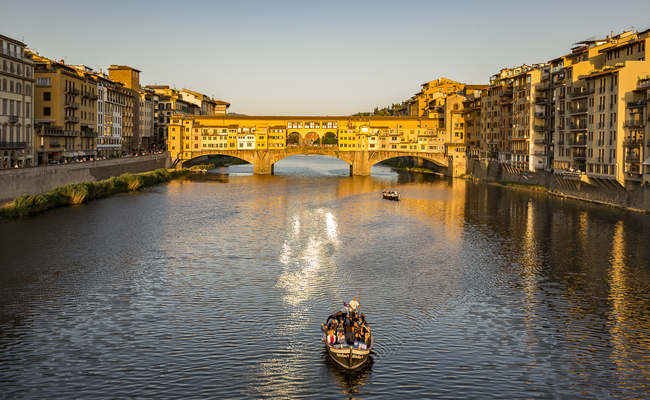 cầu Ponte Vecchio vắt ngang sông Arno
