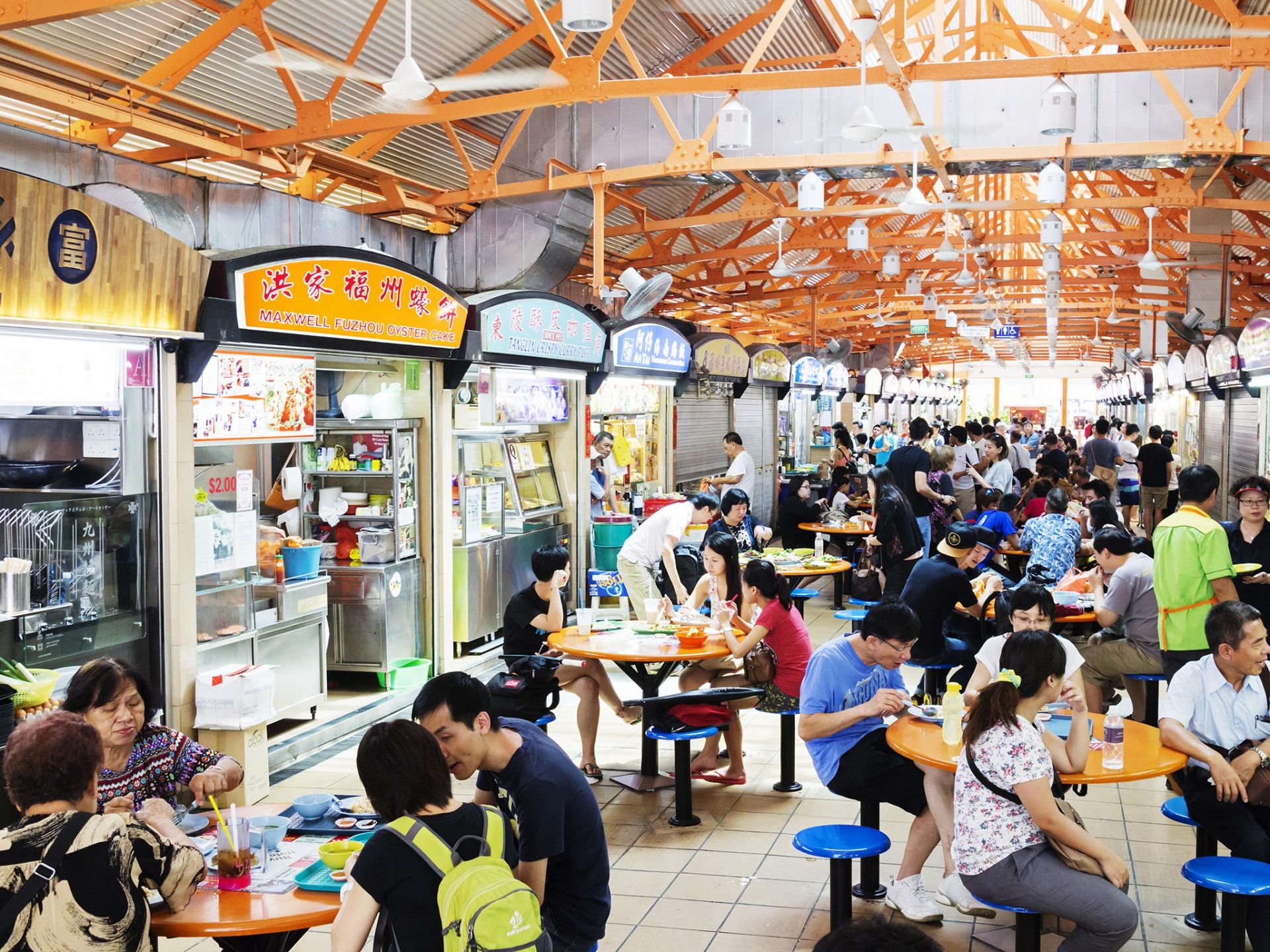 Truyền thống ăn uống của người Singapore tại các trung tâm “hàng rong” (hawker centre) đã được UNESCO công nhận vì ý nghĩa văn hóa của nó.